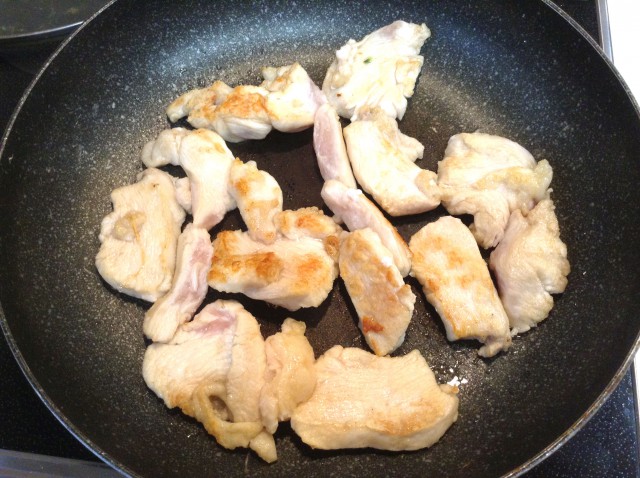 鳥胸肉で作る！ピリ辛ケチャップソース炒め手順4