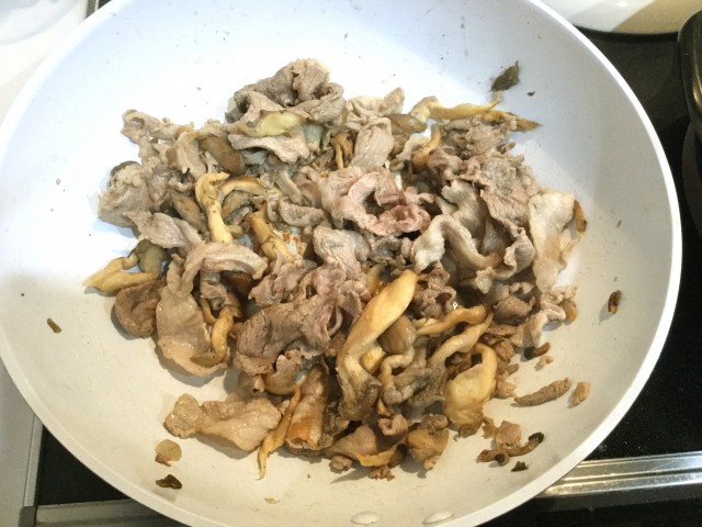 牛脂で作る！平茸と豚肉炒め手順3