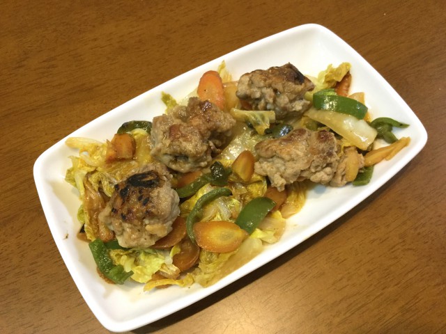 野菜たっぷり味噌風味！豚こまで肉団子