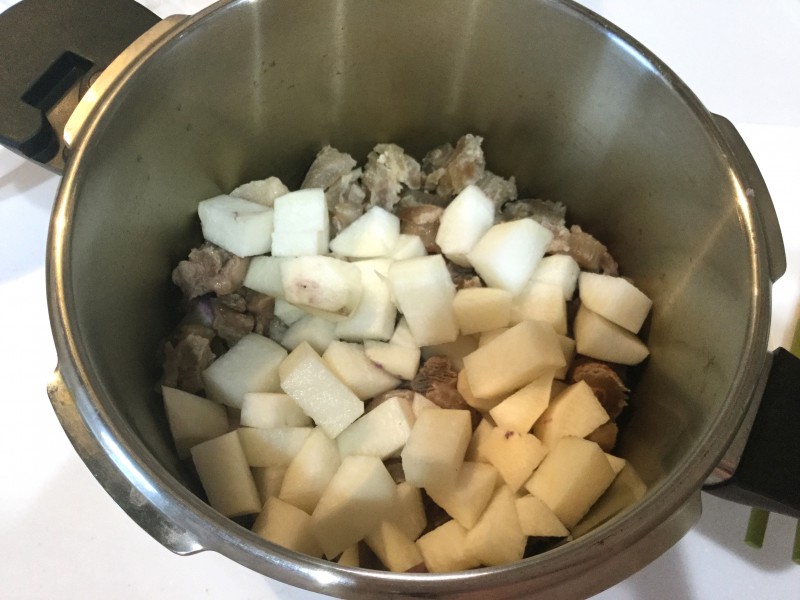 牛すじと大根がとろとろ～♪圧力なべで作る味噌煮手順2