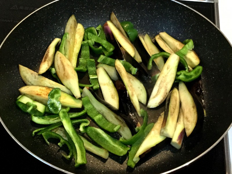 おだしがじゅわ～！ナスとピーマンと豆腐の煮びたし手順2