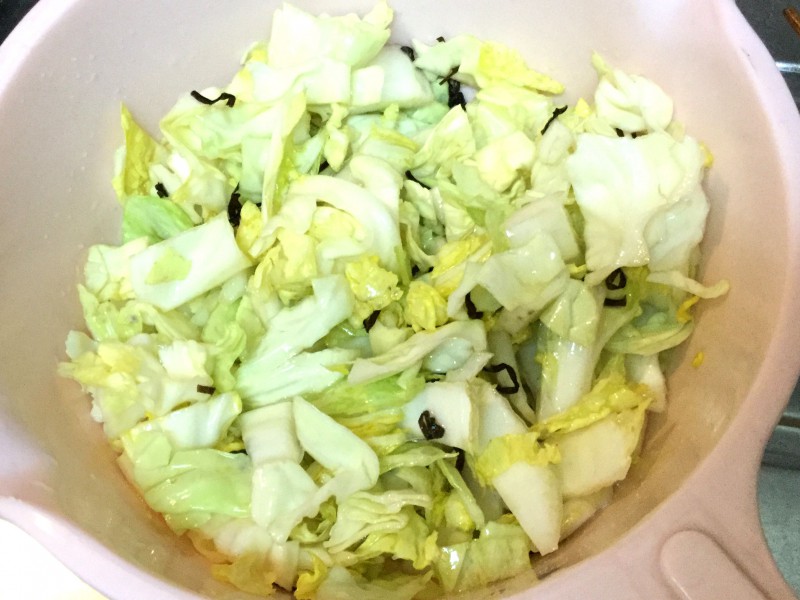白菜とキャベツのゴマ風味！塩コンブ和え手順3