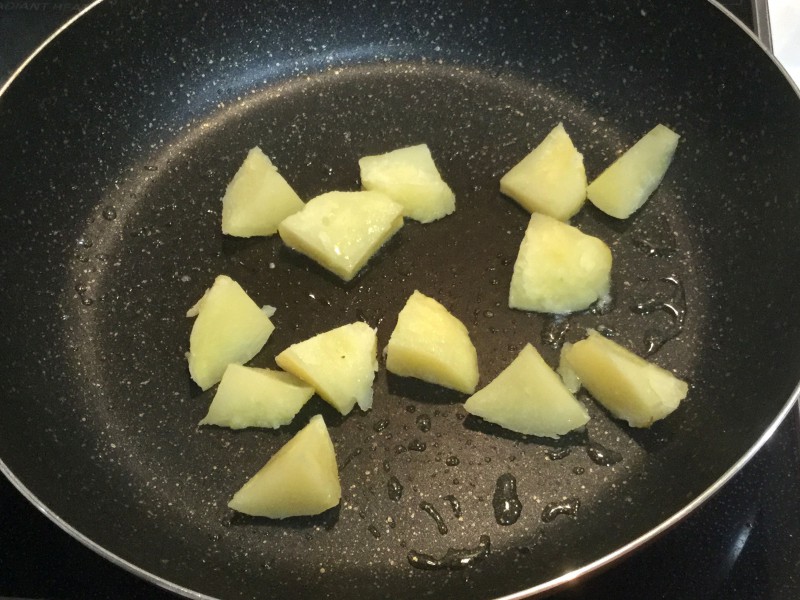 ホクホクポテトとふわふわ卵の炒め物手順1