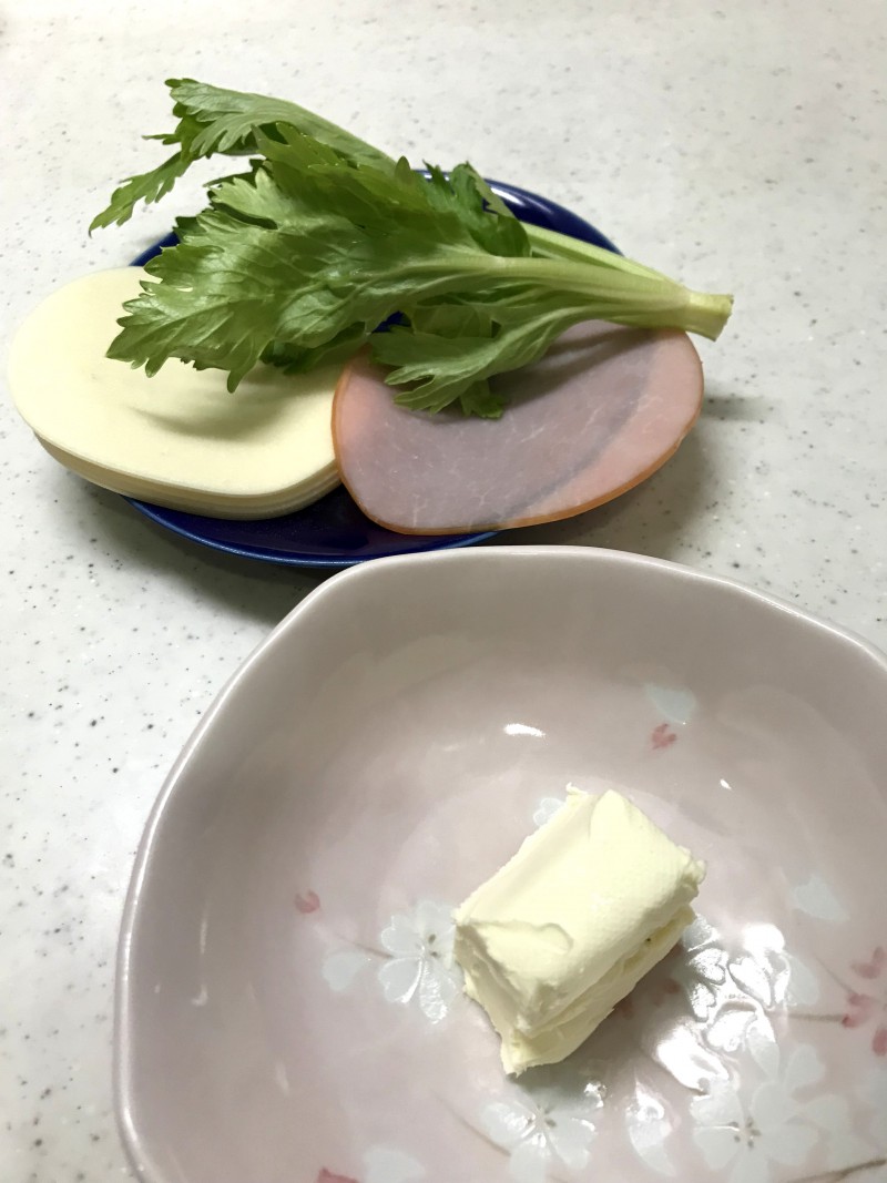 クリームチーズとハムの包み揚げの材料イメージ