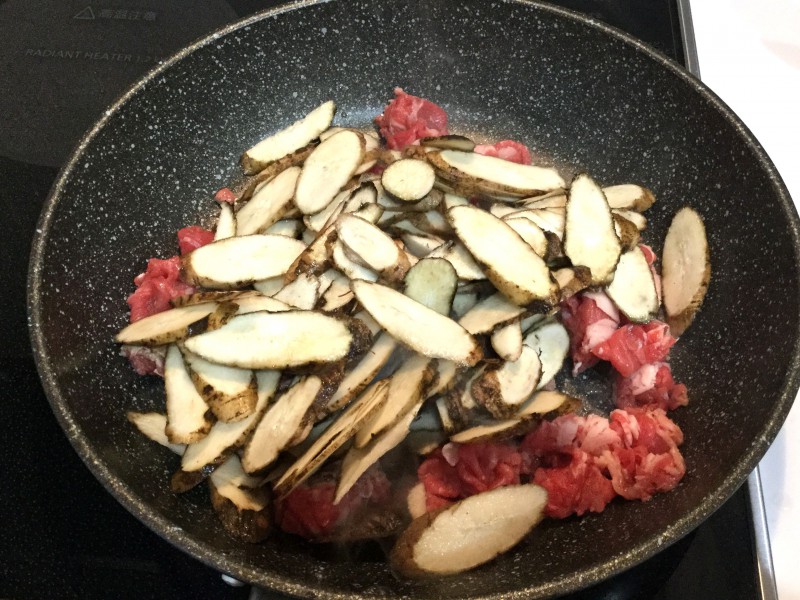 味わい深い！牛肉とゴボウのしぐれ煮手順1