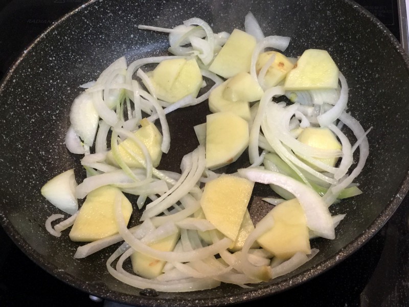 鶏肉とじゃがいもの甘酢炒め手順1