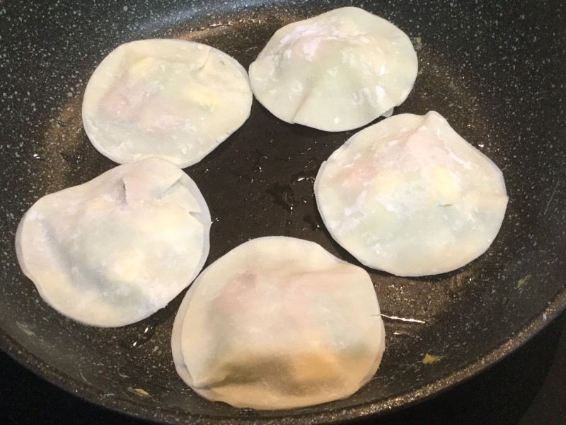 餃子の皮で作る！ＵＦＯみたいな簡単ピザ手順3