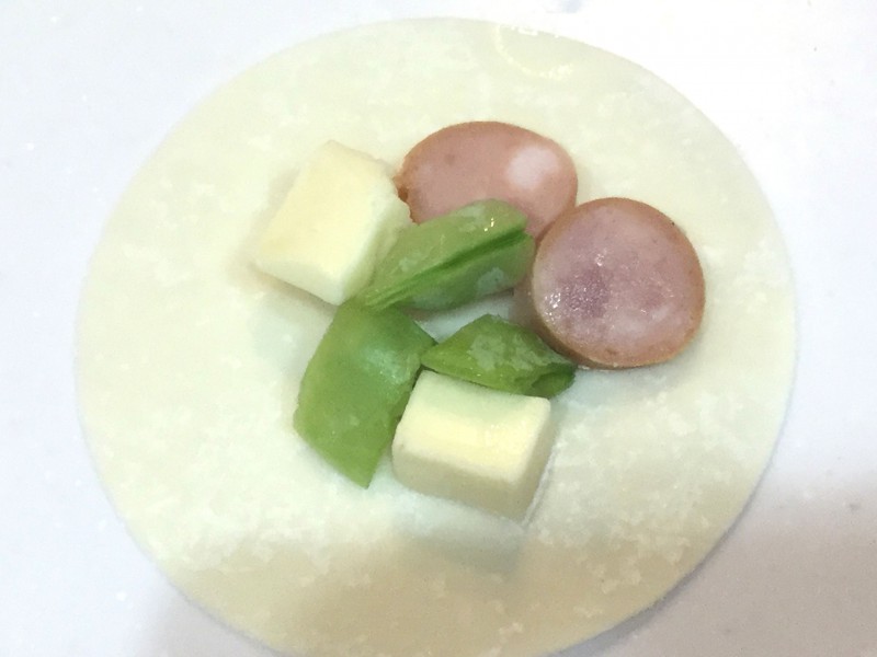 餃子の皮で作る！ＵＦＯみたいな簡単ピザ手順1