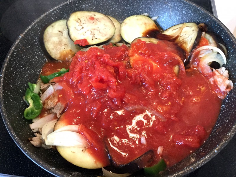 とろとろナスが美味しい！豚肉と野菜のトマト煮込み手順3