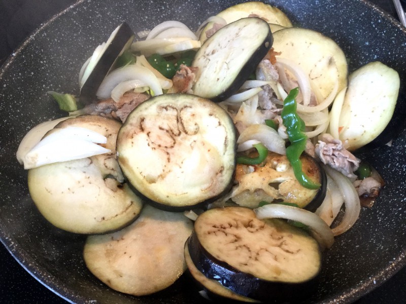 とろとろナスが美味しい！豚肉と野菜のトマト煮込み手順2