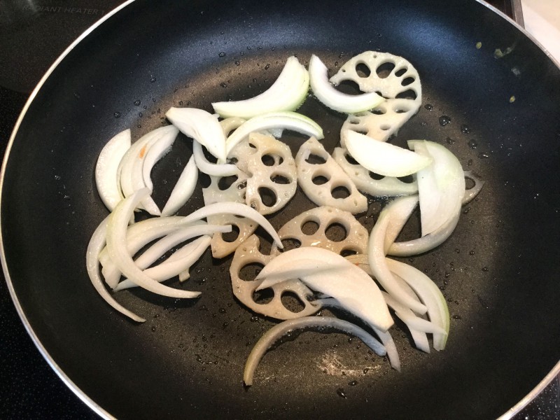 レンコンと玉ねぎたっぷり♪豚肉の生姜焼き手順1