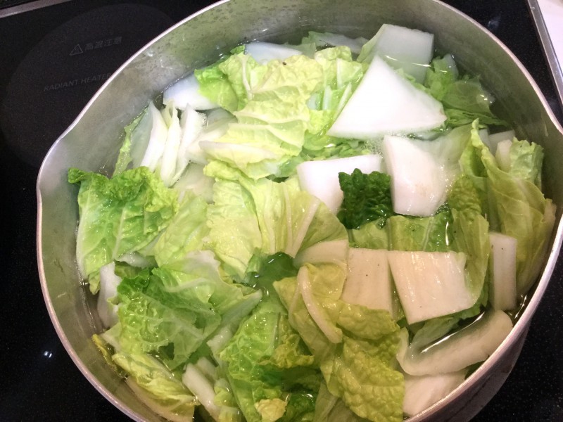 鍋よりも気軽に作れる♪白菜と豚肉の煮込み手順1