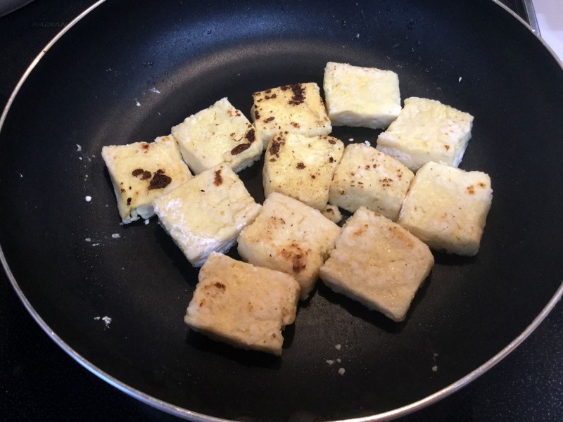 お肉のような食感！？凍らせた豆腐で作る照り焼き手順2