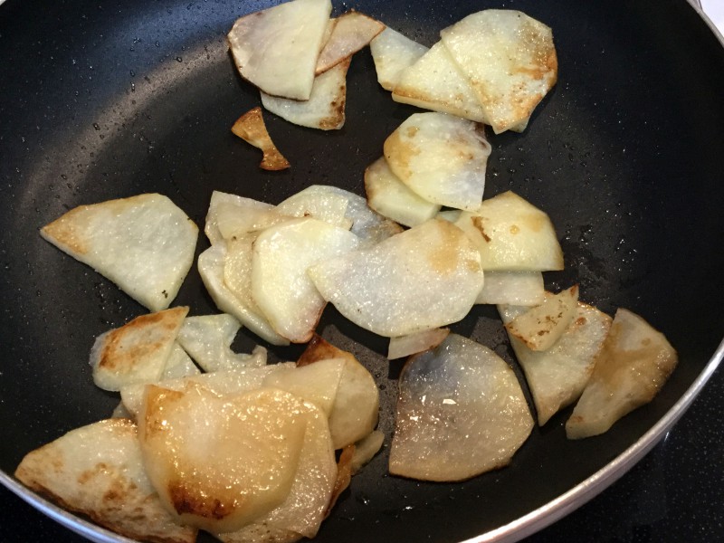 醤油が香ばしい！薄切りポテトのチーズ焼き手順1