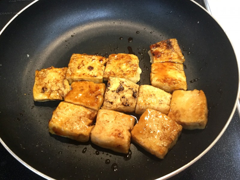 お肉のような食感！？凍らせた豆腐で作る照り焼き手順3