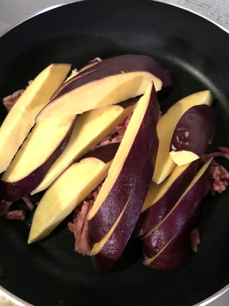 挽き肉とさつま芋の炒め物手順1