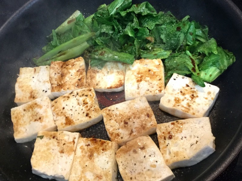 鶏ガラ風味♪こんがり豆腐ステーキと高菜炒め手順2