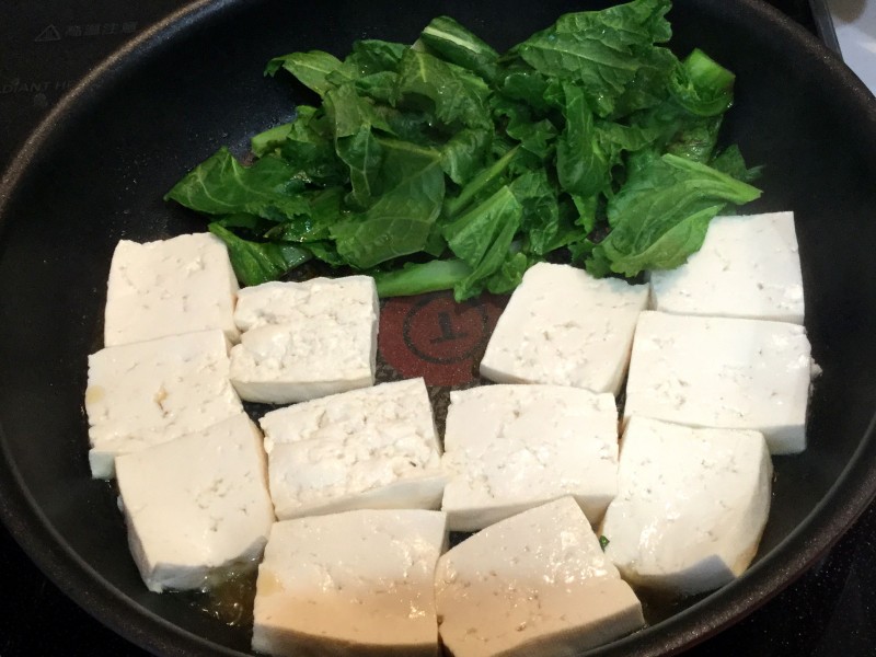 鶏ガラ風味♪こんがり豆腐ステーキと高菜炒め手順1