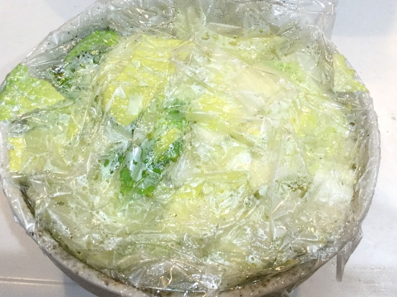 梅入りで爽やか！ツナ白菜の和え物手順1