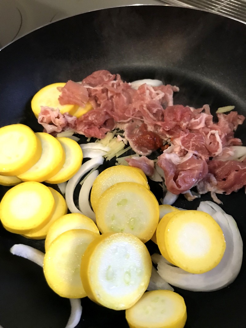 ズッキーニと豚肉のピリ辛味噌炒め手順1
