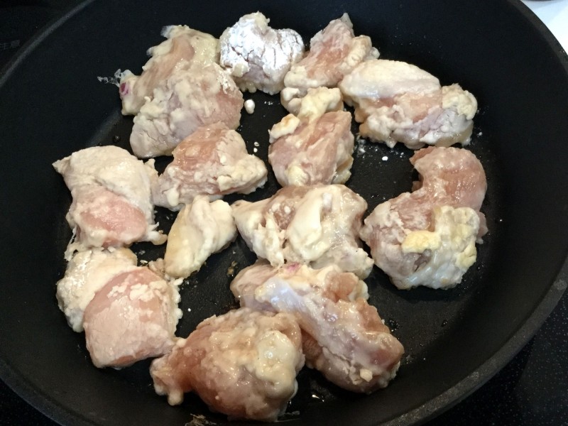 すりおろし玉ねぎ効果で柔らか♪鶏肉のこってり炒め手順3