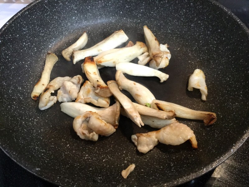 鶏皮で作る！濃厚白菜炒め手順1