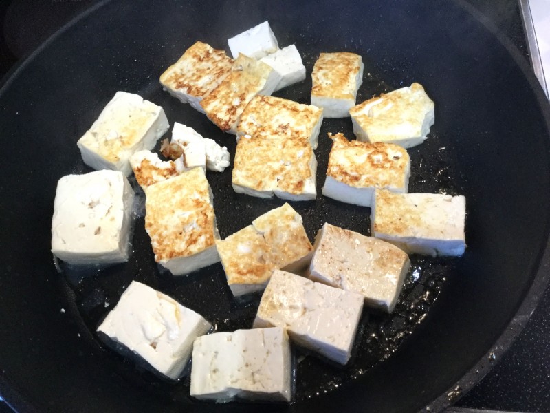フライパンでできる！豆腐と白菜の味噌チーズ蒸し手順1