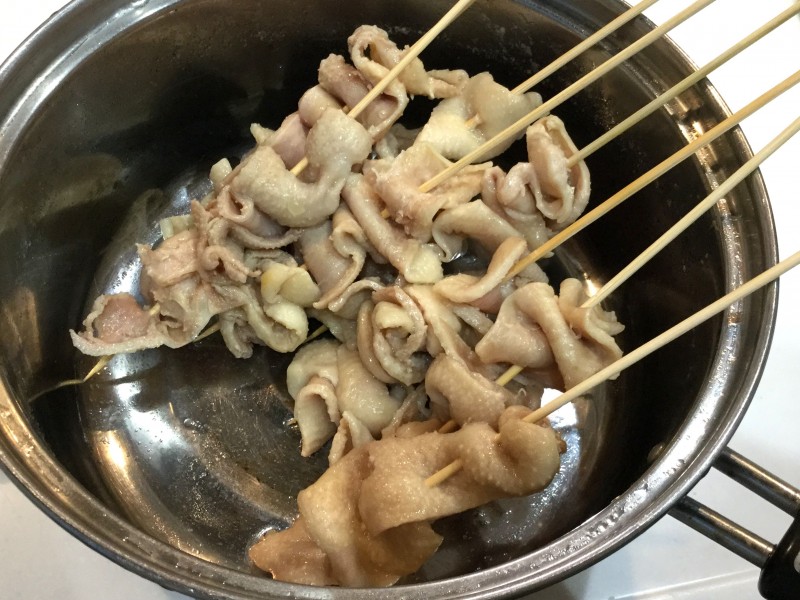 鶏皮で作る！甘辛たれを絡めた簡単やきとり手順2