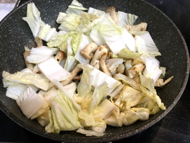 鶏皮で作る！濃厚白菜炒め手順2