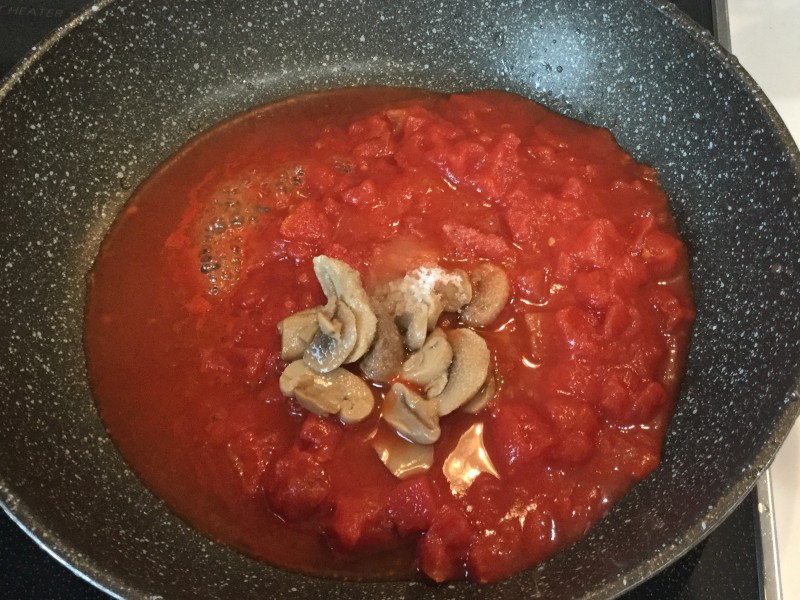 凝ったように見えるのに簡単！トマトと大豆のサッと煮チキン手順1