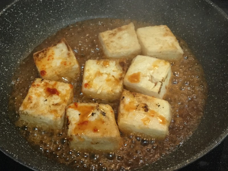 ピリ辛濃厚！豆板醤と味噌の豆腐焼き手順4